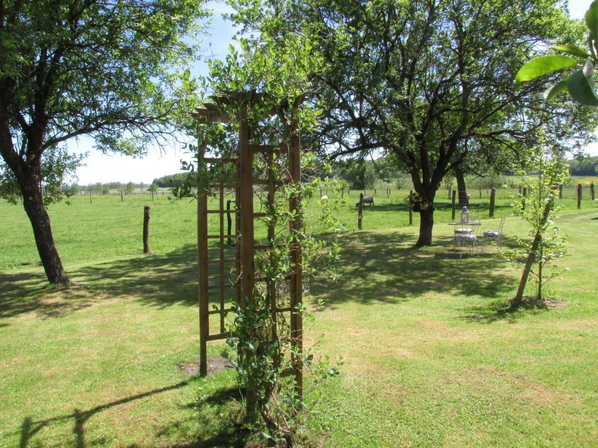 La Taniere Douce Bed and Breakfast Soulaucourt-sur-Mouzon Exteriör bild